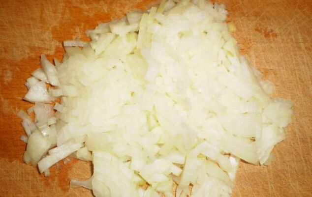 Chopped onions help to restore the healthy appearance of nails.